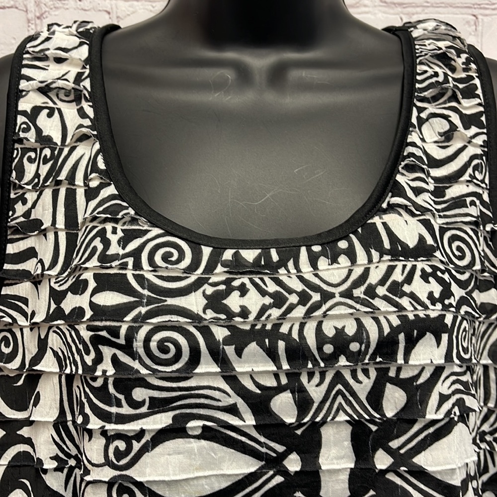 Plus Woman’s Sleeveless Blouse - Picture 4 of 11